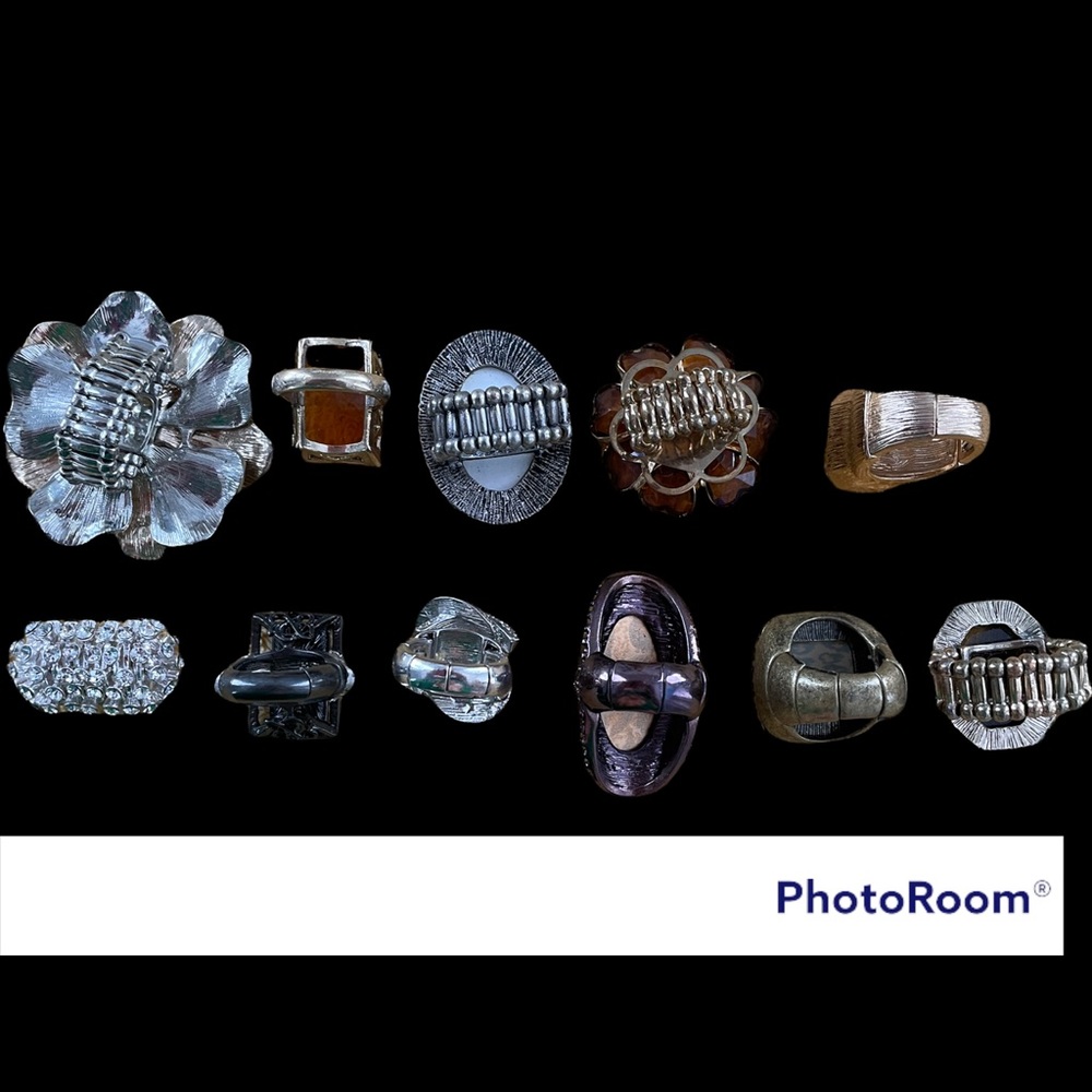 One size fits most fashion rings. Never worn!